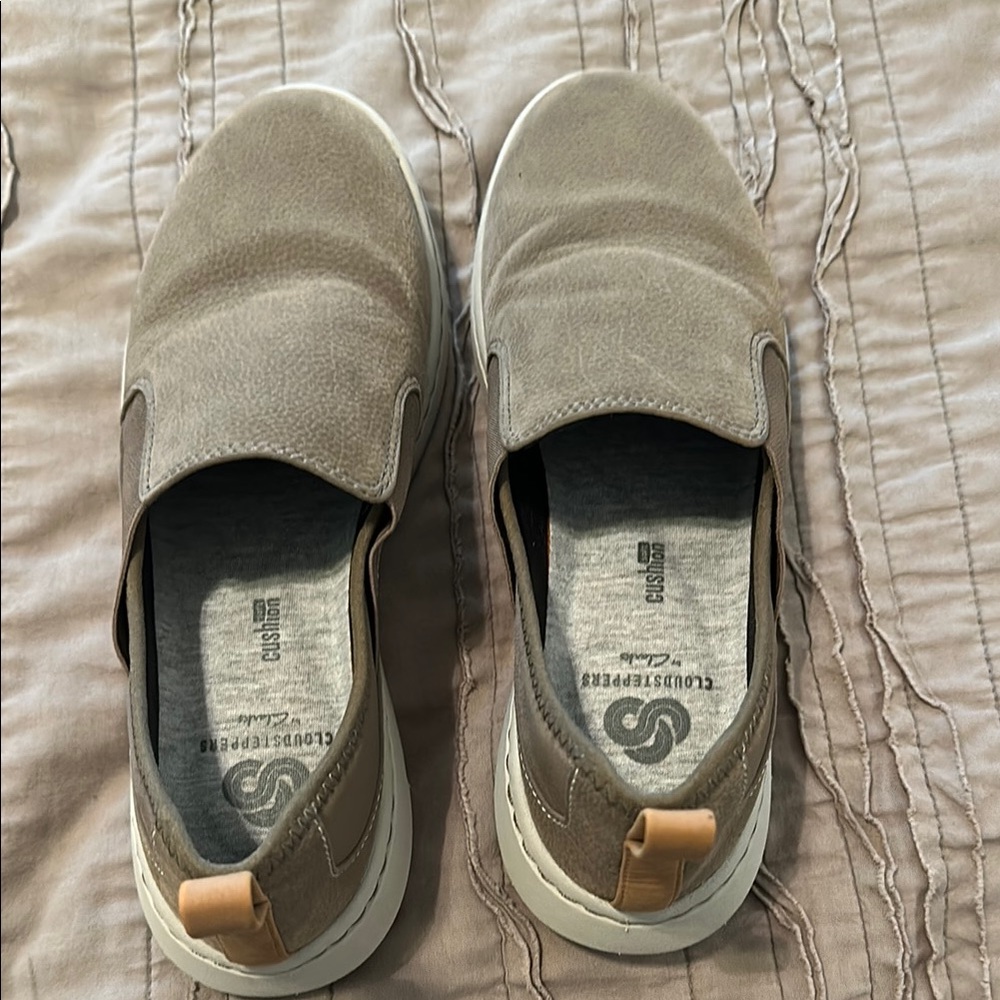 Cloudsteppers by Clarks Tan Flats Slip-On Comfort size 6